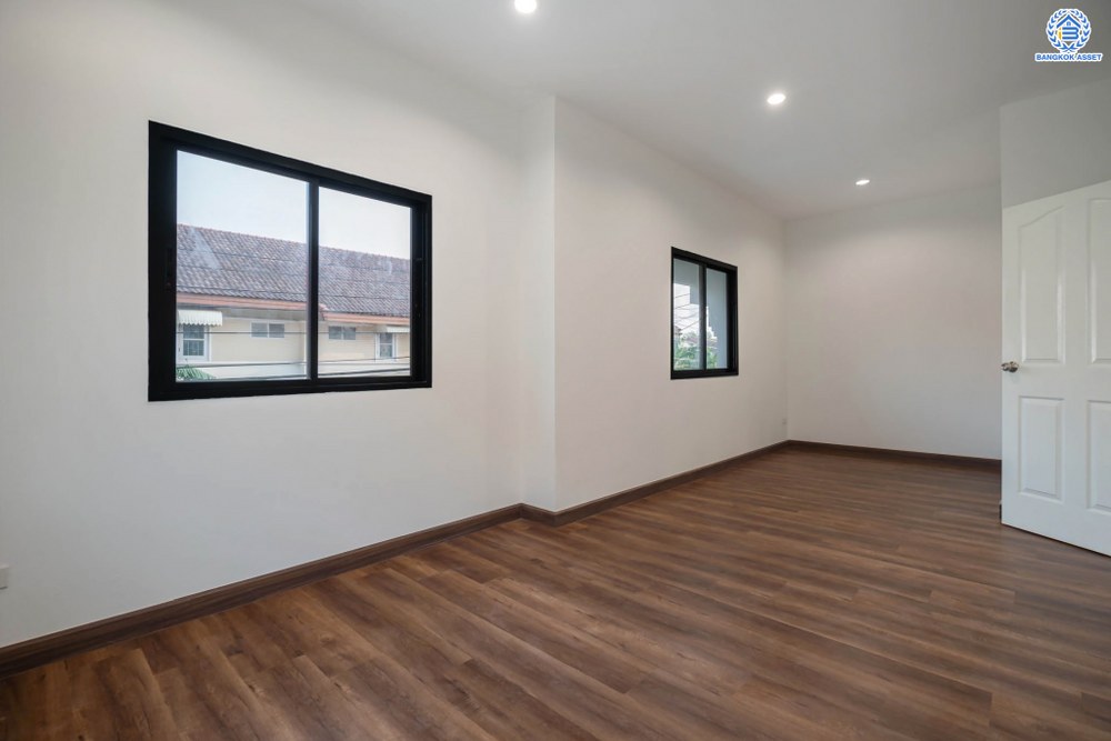 บ้านมือสองตกแต่งใหม่ โครงการ บุรีรมย์ วัดพระเงิน หน้าบ้านไม่ชนใคร เนื้อที่ 37.1 ตร.ว. ฟังก์ชัน 3 ห้องนอน 2 ห้องน้ำ 1 ที่จอดรถ พื้นที่ใช้สอยกว้างขวาง เดินทางสะดวกสบาย บนทำเลเชื่อมต่อถนนกาญจนาภิเษก ใกล้เซ็นทรัลเวสต์เกต โครงการรถไฟฟ้าสายสีม่วง "สถานีตลาดบางใหญ่" และทางด่วนศรีรัช...